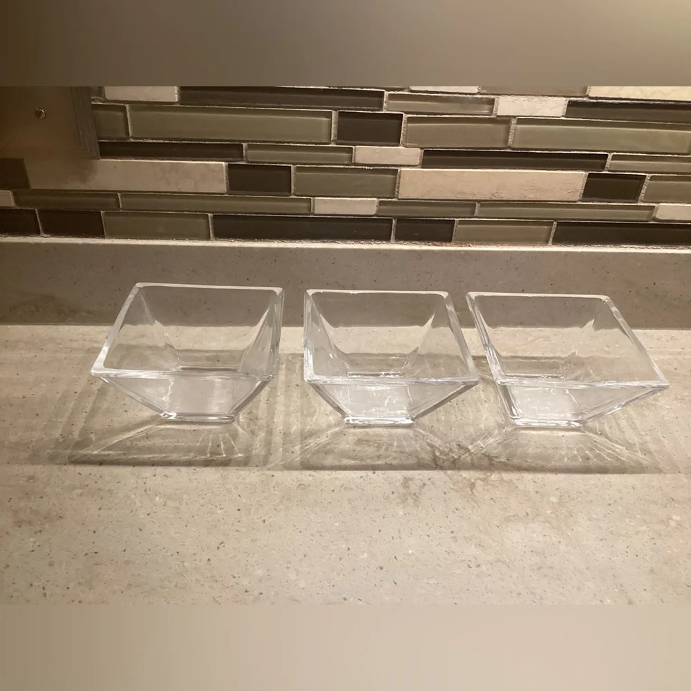 🌺 Vintage Set of Three Clear Glass Bowls